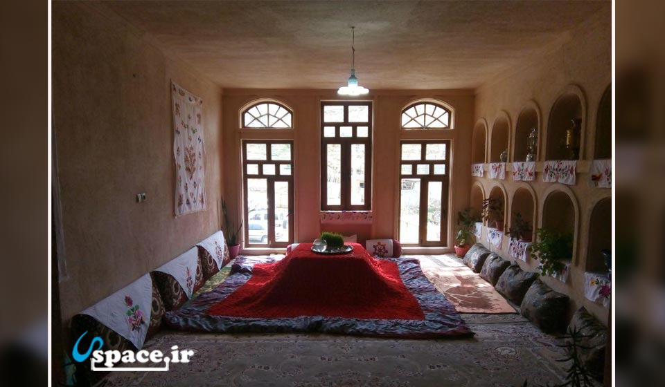 نمایی از اتاق سنتی و زیبای اقامتگاه بوم گردی یوزگشت - شاهرود - روستای قلعه بالا