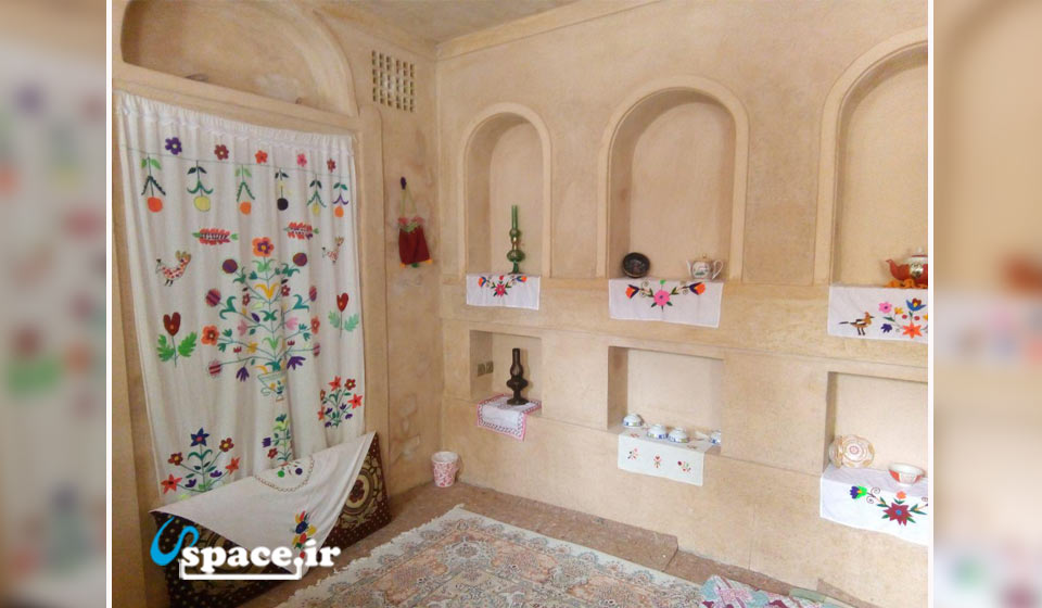 اتاق سنتی و زیبای اقامتگاه بوم گردی یوزگشت - شاهرود - روستای قلعه بالا